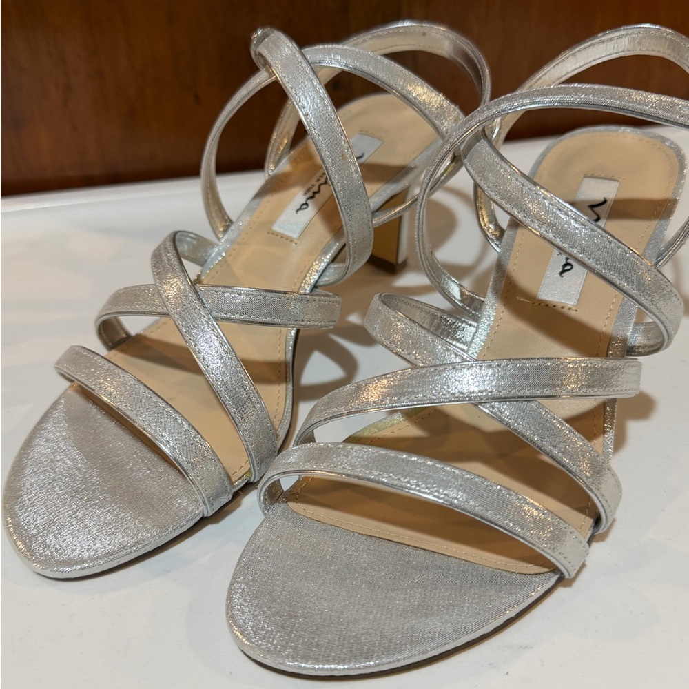 Nina Shoes Shimmering Silver Heels Party Wedding Size 7 1/2 NEW! NEVER WORN